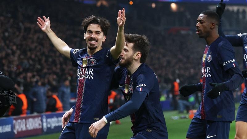 把自己整笑了前莱斯特城中场恩迪迪入场时滑倒，带倒身后队友